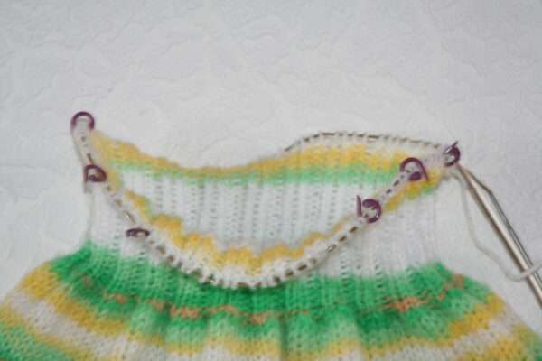 Sarafan tricotat manual pentru fetite
