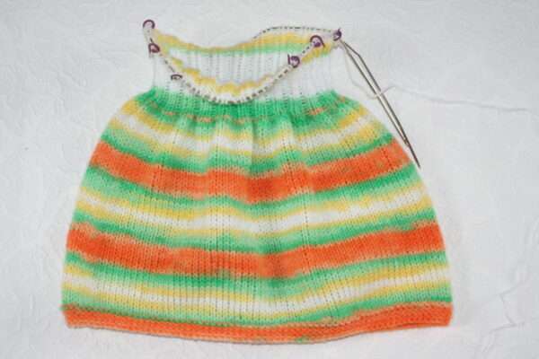 Sarafan tricotat manual pentru fetite