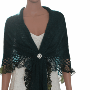 Sal verde, tricotat, elegant, din alpaca si fir efect volanase.