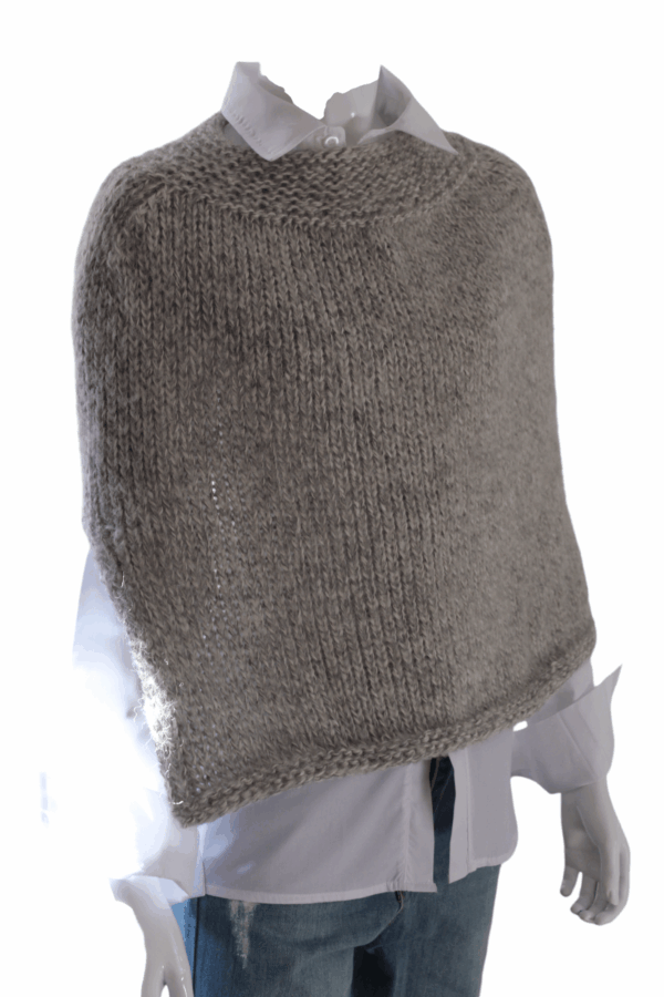 IMG_8714-Photoroom Poncho tricotat manual din lână merinos extrafin