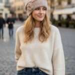 Descoperă farmecul atemporal al unei berete tricotate manual din cel mai fin fir mohair visone de la renumita Filatura Lineapiù Italia – simbol al calității și stilului autentic italian.