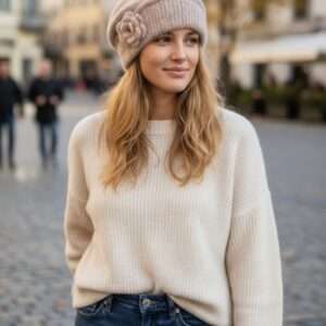 Descoperă farmecul atemporal al unei berete tricotate manual din cel mai fin fir mohair visone de la renumita Filatura Lineapiù Italia – simbol al calității și stilului autentic italian.