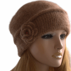 Descoperă farmecul atemporal al unei berete tricotate manual din cel mai fin fir mohair visone de la renumita Filatura Lineapiù Italia – simbol al calității și stilului autentic italian.