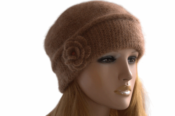 BENTITE SI CACIULI MOHAIR VISONE (14) Descoperă farmecul atemporal al unei berete tricotate manual din cel mai fin fir mohair visone de la renumita Filatura Lineapiù Italia – simbol al calității și stilului autentic italian.