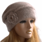 Descoperă farmecul atemporal al unei berete tricotate manual din cel mai fin fir mohair visone de la renumita Filatura Lineapiù Italia – simbol al calității și stilului autentic italian.