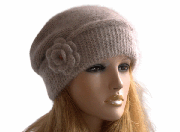 Descoperă farmecul atemporal al unei berete tricotate manual din cel mai fin fir mohair visone de la renumita Filatura Lineapiù Italia – simbol al calității și stilului autentic italian.