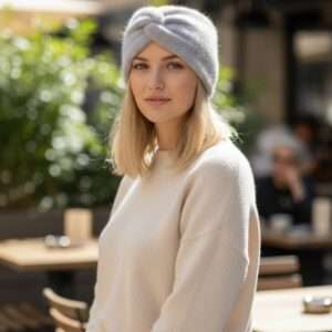 Bentiță tricotată manual din mohair visone – Filatura Lineapiù Italia Răsfață-te cu finețea și confortul unei bentițe tricotate manual din fir prețios mohair visone de la renumita Filatura Lineapiù Italia.