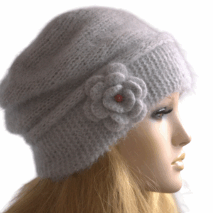 Descoperă farmecul atemporal al unei berete tricotate manual din cel mai fin fir mohair visone de la renumita Filatura Lineapiù Italia – simbol al calității și stilului autentic italian.