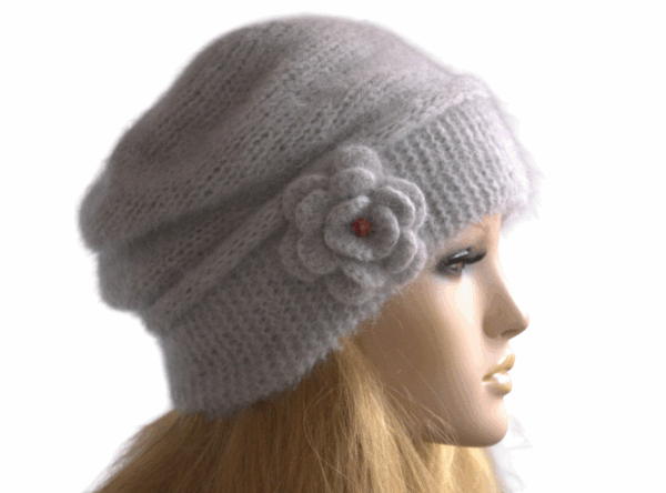 Descoperă farmecul atemporal al unei berete tricotate manual din cel mai fin fir mohair visone de la renumita Filatura Lineapiù Italia – simbol al calității și stilului autentic italian.