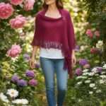 Șal triunghiular roz cyclam din mohair cu fir efect – 200×70 cm, accesoriu modern și elegant