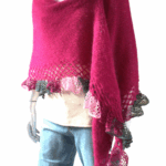 Șal triunghiular roz cyclam din mohair cu fir efect – 200×70 cm, accesoriu modern și elegant