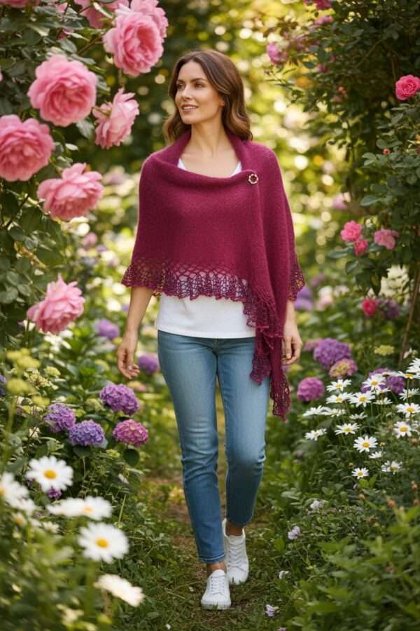 Șal triunghiular roz cyclam din mohair cu fir efect – 200×70 cm, accesoriu modern și elegant (2) Șal triunghiular roz cyclam din mohair cu fir efect – 200×70 cm, accesoriu modern și elegant