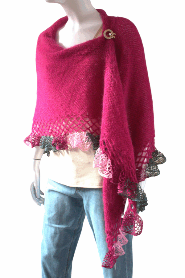 Șal triunghiular roz cyclam din mohair cu fir efect – 200×70 cm, accesoriu modern și elegant (2) Șal triunghiular roz cyclam din mohair cu fir efect – 200×70 cm, accesoriu modern și elegant