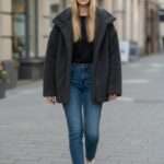 Descoperă farmecul atemporal al unei berete tricotate manual din cel mai fin fir mohair Visone de la renumita Filatura Lineapiù Italia – simbol al calității și stilului autentic italian. Cu o compoziție de 38% super kid mohair, 38% lână merino, 19% poliamidă și 5% elastan, această beretă îmbină finețea naturală a fibrelor nobile cu elasticitatea și confortul modern. 🌸 Textura pufoasă și aerată oferă o senzație plăcută la atingere, menținând totodată căldura fără a îngreuna purtarea. 🎨 Culoarea maro ciocolata, sofisticată și versatilă, completează perfect orice ținută, de la casual la elegantă. 🧵 Fiecare piesă este realizată manual, cu atenție la detalii, rezultând un accesoriu unic, cu un aspect rafinat și atemporal. 💫 Ușoară, moale și elastică, această beretă devine accesoriul ideal pentru sezonul rece – o alegere inspirată pentru femeia care apreciază calitatea, confortul și stilul natural.