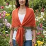 Șal portocaliu triunghiular din mohair cu fir efect – 200x70 cm, lucrat manual