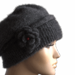 Descoperă farmecul atemporal al unei berete tricotate manual din cel mai fin fir mohair Visone de la renumita Filatura Lineapiù Italia – simbol al calității și stilului autentic italian. Cu o compoziție de 38% super kid mohair, 38% lână merino, 19% poliamidă și 5% elastan, această beretă îmbină finețea naturală a fibrelor nobile cu elasticitatea și confortul modern. 🌸 Textura pufoasă și aerată oferă o senzație plăcută la atingere, menținând totodată căldura fără a îngreuna purtarea. 🎨 Culoarea maro ciocolata, sofisticată și versatilă, completează perfect orice ținută, de la casual la elegantă. 🧵 Fiecare piesă este realizată manual, cu atenție la detalii, rezultând un accesoriu unic, cu un aspect rafinat și atemporal. 💫 Ușoară, moale și elastică, această beretă devine accesoriul ideal pentru sezonul rece – o alegere inspirată pentru femeia care apreciază calitatea, confortul și stilul natural.