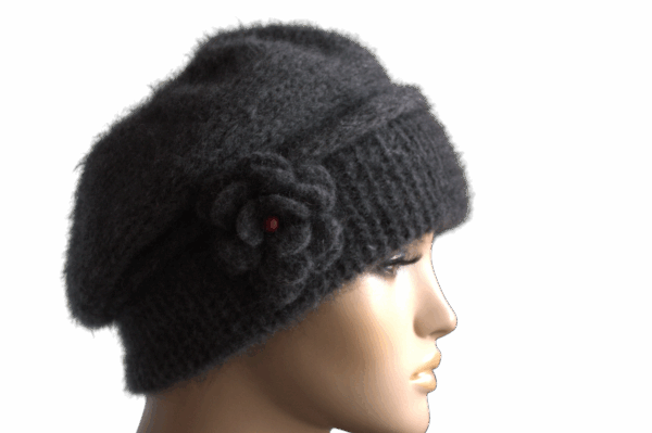 transparent-Photoroom (4) Descoperă farmecul atemporal al unei berete tricotate manual din cel mai fin fir mohair Visone de la renumita Filatura Lineapiù Italia – simbol al calității și stilului autentic italian. Cu o compoziție de 38% super kid mohair, 38% lână merino, 19% poliamidă și 5% elastan, această beretă îmbină finețea naturală a fibrelor nobile cu elasticitatea și confortul modern. 🌸 Textura pufoasă și aerată oferă o senzație plăcută la atingere, menținând totodată căldura fără a îngreuna purtarea. 🎨 Culoarea maro ciocolata, sofisticată și versatilă, completează perfect orice ținută, de la casual la elegantă. 🧵 Fiecare piesă este realizată manual, cu atenție la detalii, rezultând un accesoriu unic, cu un aspect rafinat și atemporal. 💫 Ușoară, moale și elastică, această beretă devine accesoriul ideal pentru sezonul rece – o alegere inspirată pentru femeia care apreciază calitatea, confortul și stilul natural.