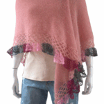 Descriere comercială Șal triunghiular roz din mohair cu fir efect – delicatețe, stil și confort într-un singur accesoriu Îmbrățișează rafinamentul și feminitatea cu acest șal triunghiular roz, lucrat din mohair moale și aerat, combinat cu fir efect pentru un plus de textură și personalitate. Ușor, călduros și plăcut la atingere, șalul se așază elegant pe umeri și adaugă o notă romantică oricărei ținute. Datorită formei sale triunghiulare, poate fi purtat în nenumărate moduri: ca accesoriu chic peste o rochie, ca eșarfă în zilele răcoroase sau ca accent stilistic peste un palton. Nuanța de roz și efectul discret al firului creează o apariție caldă și modernă, perfectă pentru femeile care iubesc detaliile fine. Caracteristici: Material: mohair fin, cu fir efect pentru textură unică Culoare: roz delicat Formă: triunghiulară, versatilă Textură: moale, aerată, foarte plăcută la purtare Ideal pentru: ținute elegante, casual-chic, cadouri deosebite Un accesoriu premium, creat pentru a oferi un strop de eleganță și confort în fiecare zi.