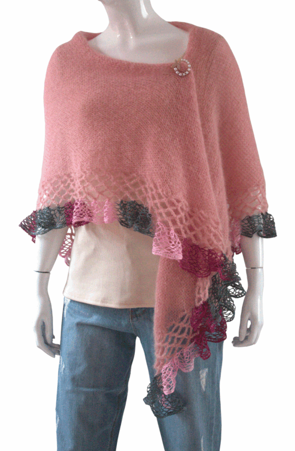 transparent-Photoroom (7) Descriere comercială Șal triunghiular roz din mohair cu fir efect – delicatețe, stil și confort într-un singur accesoriu Îmbrățișează rafinamentul și feminitatea cu acest șal triunghiular roz, lucrat din mohair moale și aerat, combinat cu fir efect pentru un plus de textură și personalitate. Ușor, călduros și plăcut la atingere, șalul se așază elegant pe umeri și adaugă o notă romantică oricărei ținute. Datorită formei sale triunghiulare, poate fi purtat în nenumărate moduri: ca accesoriu chic peste o rochie, ca eșarfă în zilele răcoroase sau ca accent stilistic peste un palton. Nuanța de roz și efectul discret al firului creează o apariție caldă și modernă, perfectă pentru femeile care iubesc detaliile fine. Caracteristici: Material: mohair fin, cu fir efect pentru textură unică Culoare: roz delicat Formă: triunghiulară, versatilă Textură: moale, aerată, foarte plăcută la purtare Ideal pentru: ținute elegante, casual-chic, cadouri deosebite Un accesoriu premium, creat pentru a oferi un strop de eleganță și confort în fiecare zi.