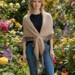 Șal elegant beige, tricotat manual din mohair și fir cu efect – 200x70 cm