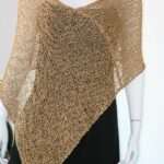 Poncho elegant auriu– rafinament și strălucire subtilă