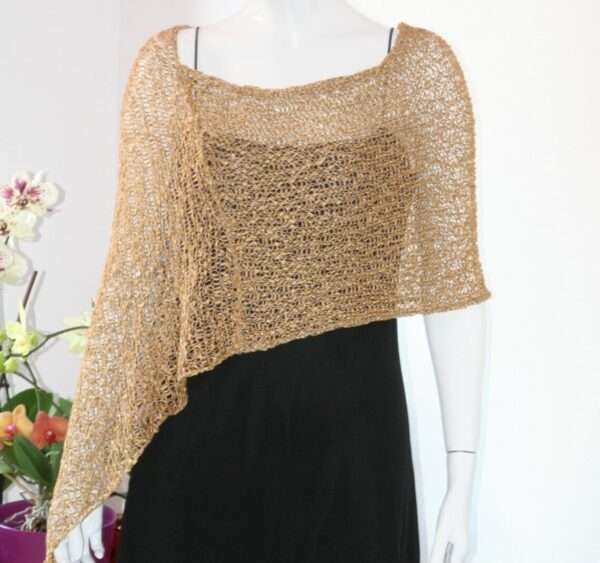 Poncho elegant auriu– rafinament și strălucire subtilă