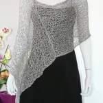 Poncho elegant argintiu – rafinament și strălucire subtilă
