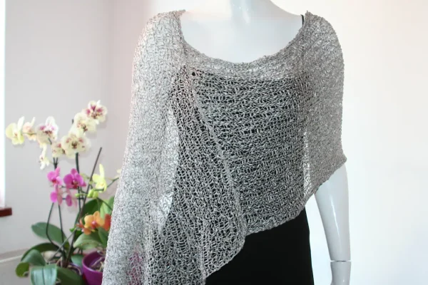 Poncho elegant argintiu – rafinament și strălucire subtilă