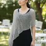 Poncho elegant argintiu – rafinament și strălucire subtilă