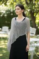 Poncho elegant argintiu – rafinament și strălucire subtilă