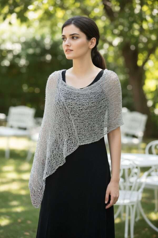 Poncho elegant argintiu – rafinament și strălucire subtilă