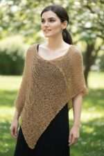 Poncho elegant auriu– rafinament și strălucire subtilă