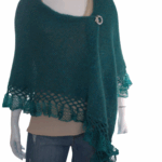 Adaugă o notă de rafinament ținutelor tale cu acest șal triunghiular lucrat manual cu grijă și pasiune. Realizat din mohair moale, completat de lurex strălucitor și un fir cu efect delicat, șalul oferă textură bogată, finețe și o eleganță subtilă. Nuanța de verde smarald pune în valoare frumusețea culorilor naturale și conferă un aer fresh, chic și modern. Ușor, plăcut la atingere și versatil, poate fi purtat pe umeri, în jurul gâtului sau ca accesoriu statement pentru orice outfit — de la casual la elegant. ✔ Tricotat manual – piesă unicat ✔ Materiale premium: mohair, lurex & fir cu efect ✔ Design triunghiular, adaptabil oricărui stil ✔ Ideal pentru ținute speciale sau cadou cu personalitate Lasă-te învăluită în confort, strălucire și culoare!