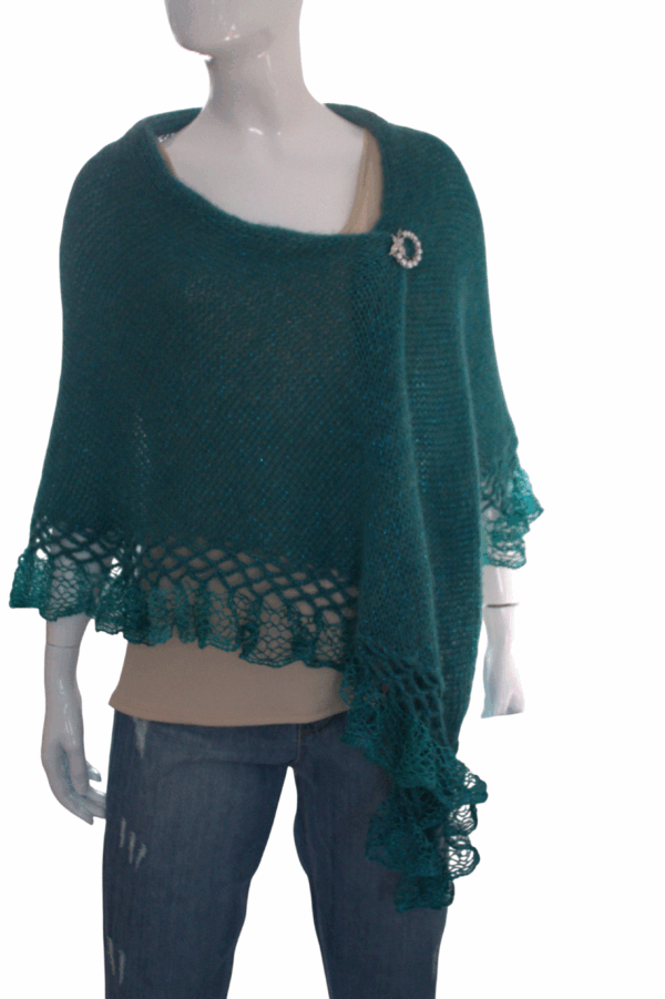 sal verde turcoaz (1) Adaugă o notă de rafinament ținutelor tale cu acest șal triunghiular lucrat manual cu grijă și pasiune. Realizat din mohair moale, completat de lurex strălucitor și un fir cu efect delicat, șalul oferă textură bogată, finețe și o eleganță subtilă. Nuanța de verde smarald pune în valoare frumusețea culorilor naturale și conferă un aer fresh, chic și modern. Ușor, plăcut la atingere și versatil, poate fi purtat pe umeri, în jurul gâtului sau ca accesoriu statement pentru orice outfit — de la casual la elegant. ✔ Tricotat manual – piesă unicat ✔ Materiale premium: mohair, lurex & fir cu efect ✔ Design triunghiular, adaptabil oricărui stil ✔ Ideal pentru ținute speciale sau cadou cu personalitate Lasă-te învăluită în confort, strălucire și culoare!