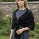 Șal negru elegant modern din mohair cu mătase și paiete Rafinament și stil într-o piesă statement. Acest șal negru elegant îmbină delicatețea mohairului cu finețea mătăsii, oferind o textură ușoară, plăcută la atingere și extrem de confortabilă. Inserțiile discrete de paiete adaugă o notă subtilă de strălucire, transformându-l în accesoriul perfect pentru ocazii speciale. Designul modern și versatil îl face ușor de integrat atât în ținute de seară, cât și în apariții elegante de zi. Drapajul fluid și aspectul sofisticat completează orice outfit, oferind un plus de feminitate și eleganță. ✔ Material premium: mohair și mătase ✔ Accente fine de paiete pentru un efect discret de glamour ✔ Ușor, călduros și delicat pe piele ✔ Ideal pentru evenimente, seri speciale sau cadouri rafinate Un accesoriu care nu doar completează, ci definește eleganța.